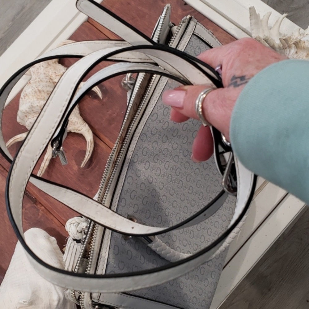 Guess shoulder bad with wallet - Picture 9 of 12